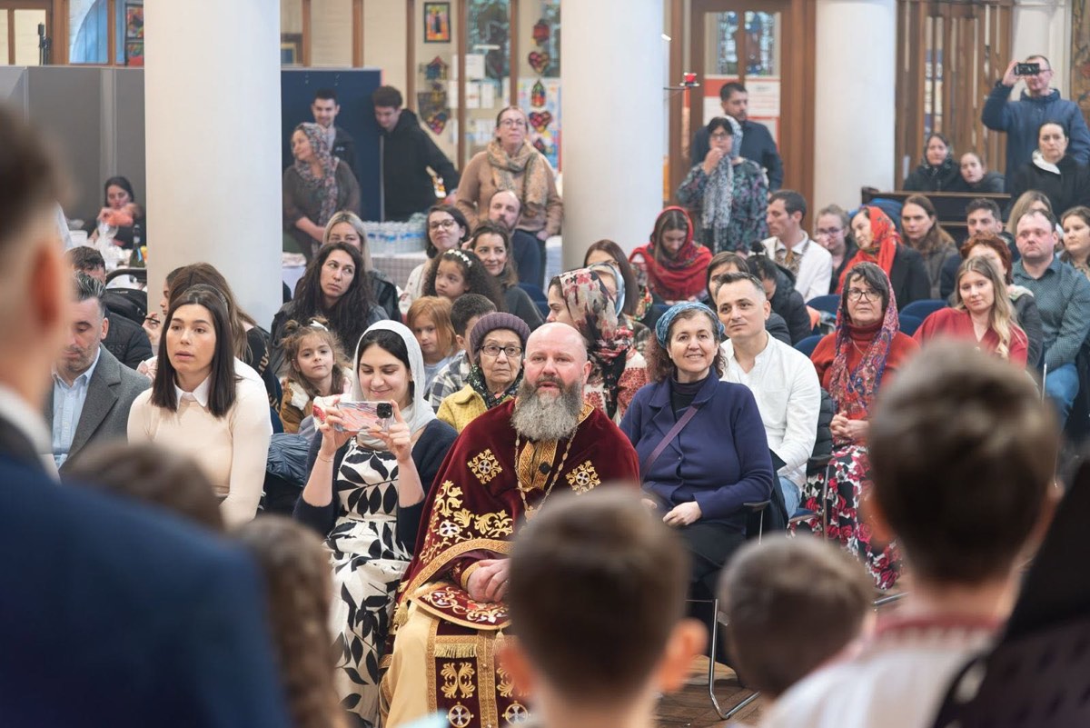 Întâlnire a comunității în sala parohială