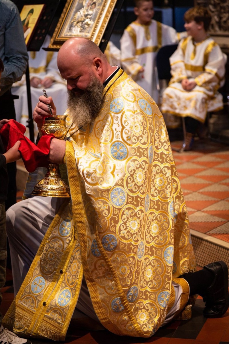 Sfânta Liturghie, Părintele Iulian în veșminte de sărbătoare